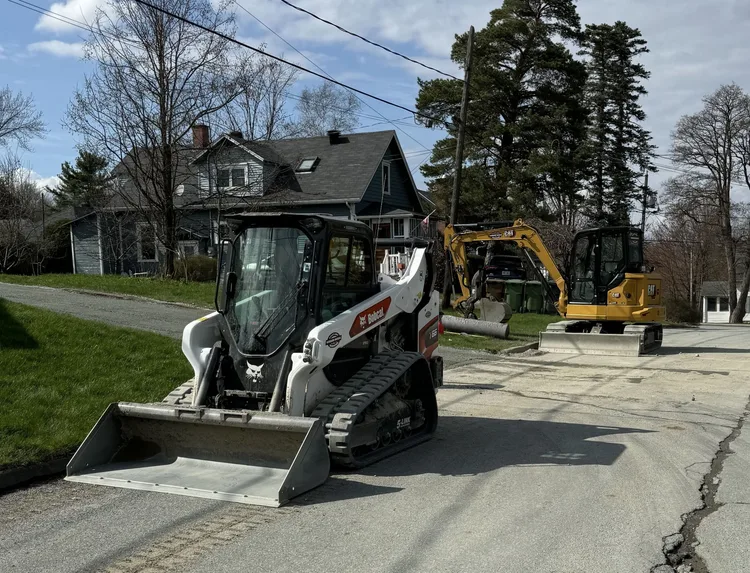 Équipe Asphalte Évolution LC et camions