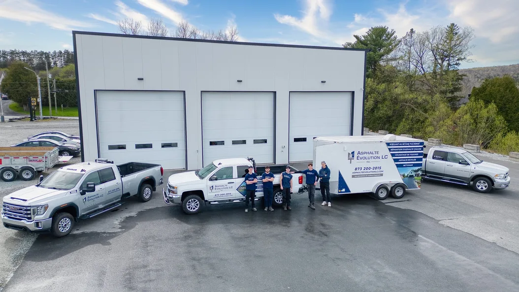 Équipe Asphalte Évolution LC et camions